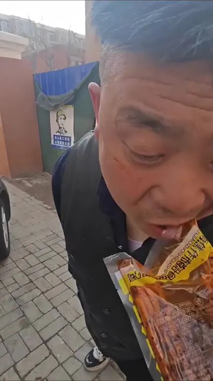 偷吃辣条后逃跑