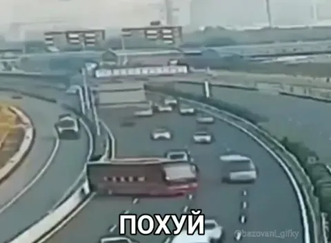 Автобус поперёк дороги
