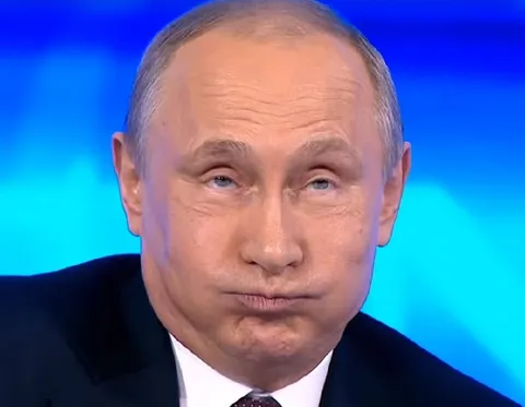 Путин с надутыми щеками