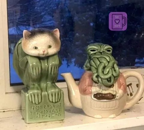 Кот и странный чайник