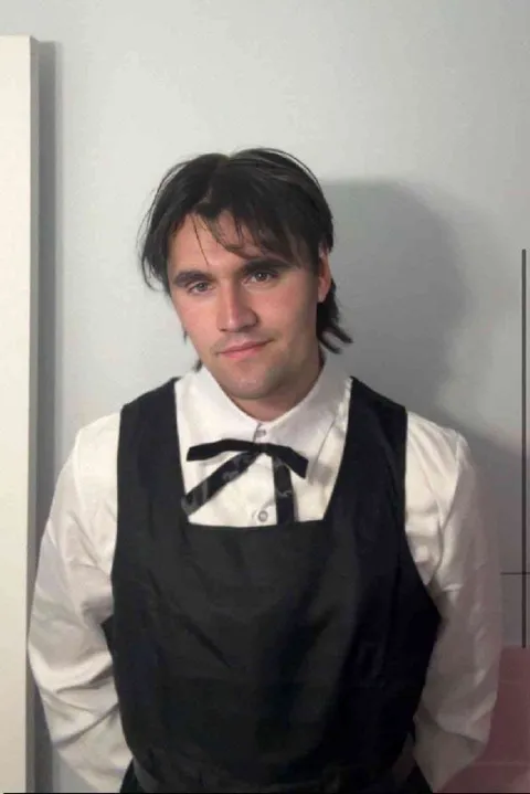 Серьёзный официант в фартуке