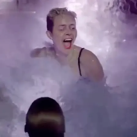 Абсурдная ванна под Wrecking Ball