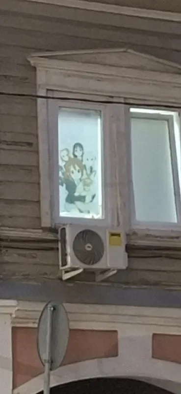 Кондиционер на старом фасаде