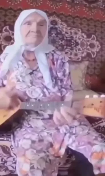 Бабушка играет Let It Happen