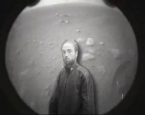 Подозрительный взгляд в камеру