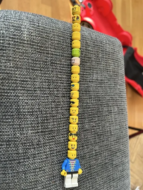 Очень длинная фигурка LEGO
