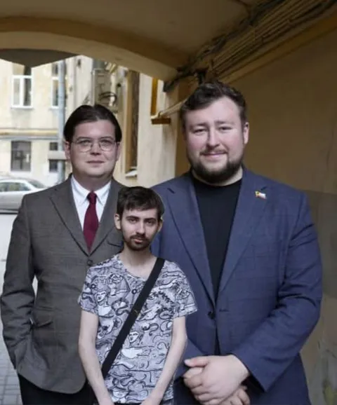 Трое мужчин в арке