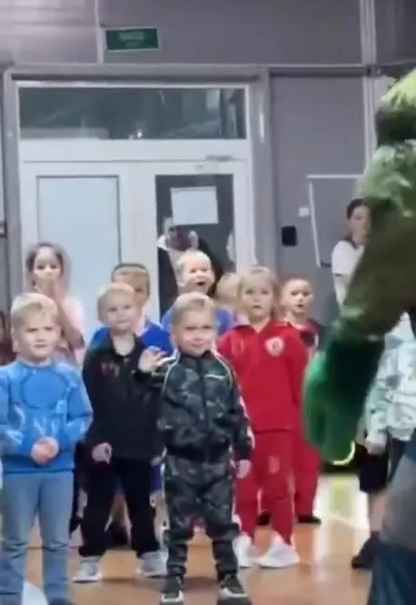Маскот не удержался на ногах