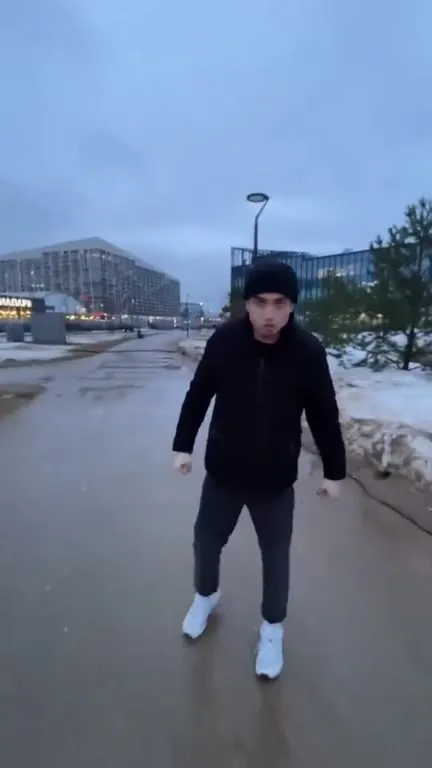 Парень странно танцует на морозе