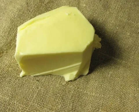 Кусок масла на диване