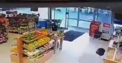 Толпа разграбила магазин
