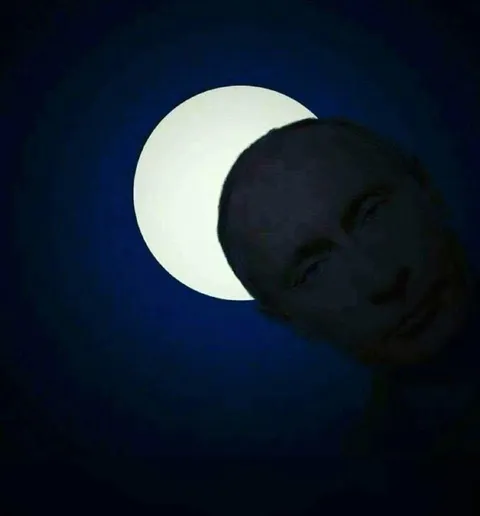 Человек выглядывает из темноты