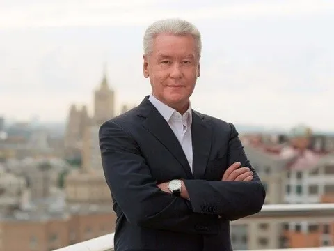 Чиновник на фоне Москвы