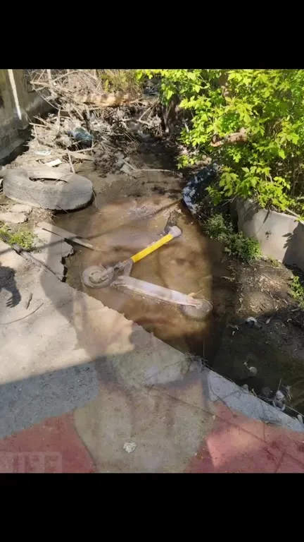 Самокат утонул в канаве