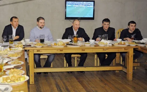 Путин смотрит футбол в кабаке
