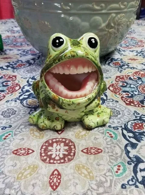Зубастая лягушка с широкой улыбкой