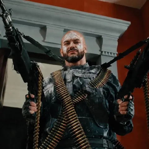 Боец с двумя пулемётами