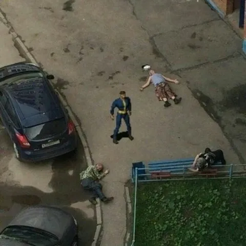 Супергерой среди лежащих людей
