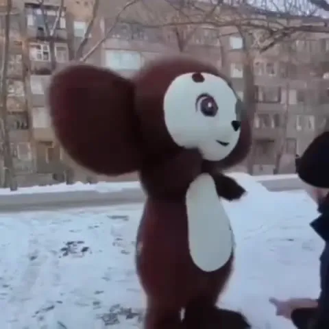 Чебурашка танцует в снегу