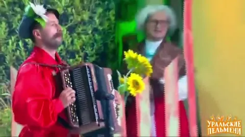 Бабушки танцуют под аккордеон
