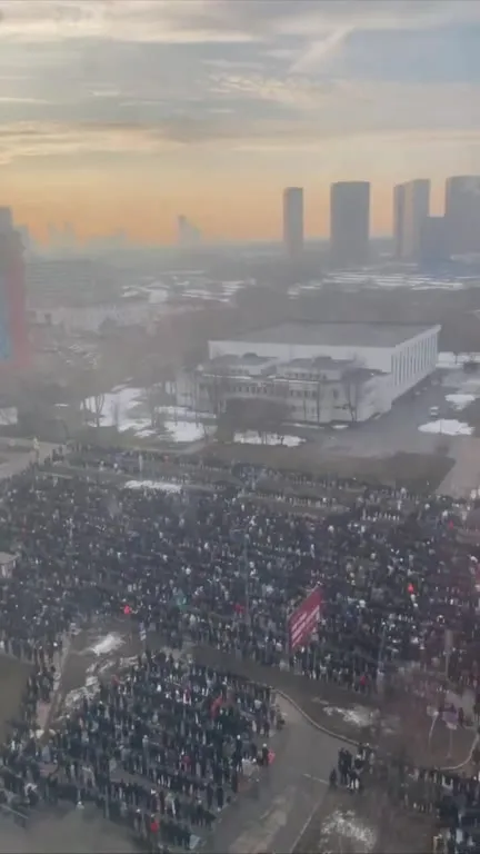 Огромная толпа у мечети