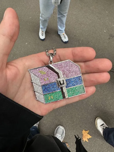 Миниатюрный сундук на ладони