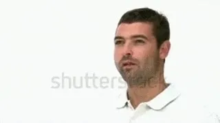 Мужчина неловко ест яблоко