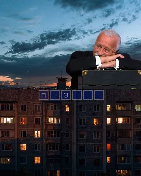 Мужчина спит на чемодане
