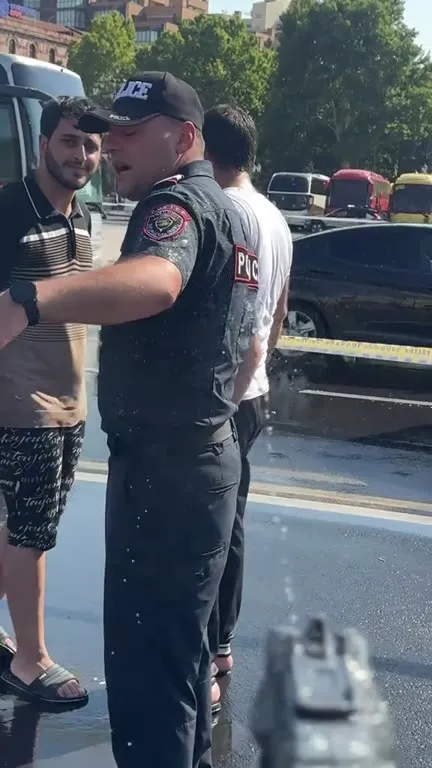 Армянин проверяет полицейских