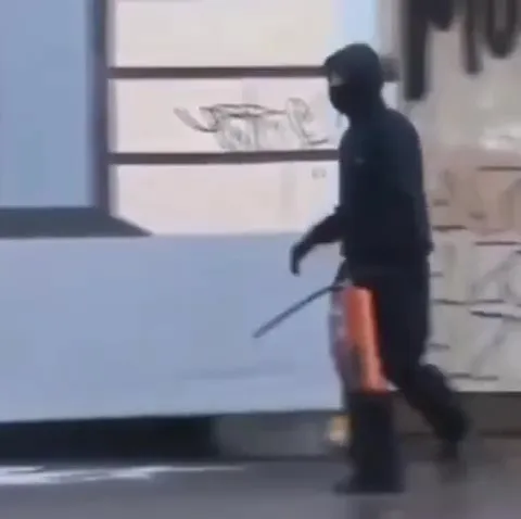 Граффити появляется на стене