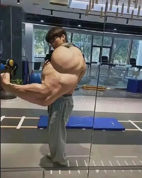 Невероятная гибкость в спортзале
