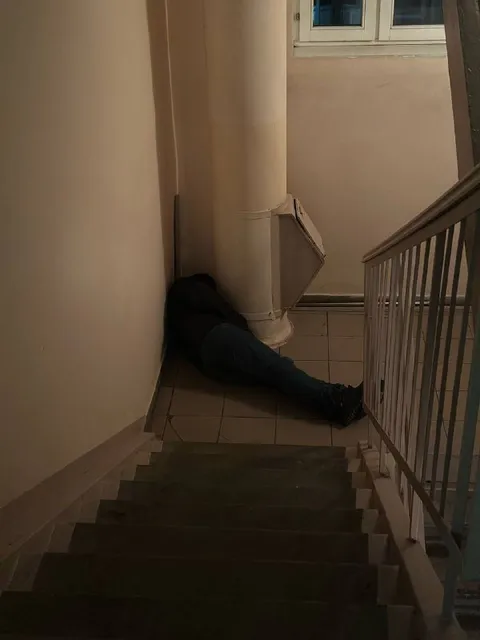 Упал прямо на лестнице