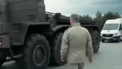 Седой водитель военного грузовика