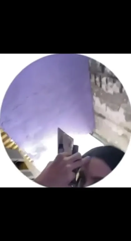 Девушка и затопленный переход