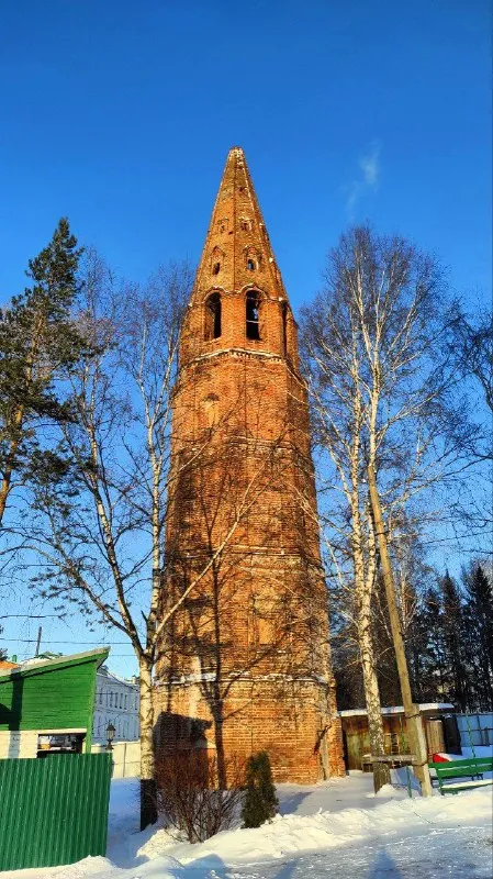 Старинная кирпичная башня в снегу