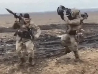 Солдаты танцуют с оружием