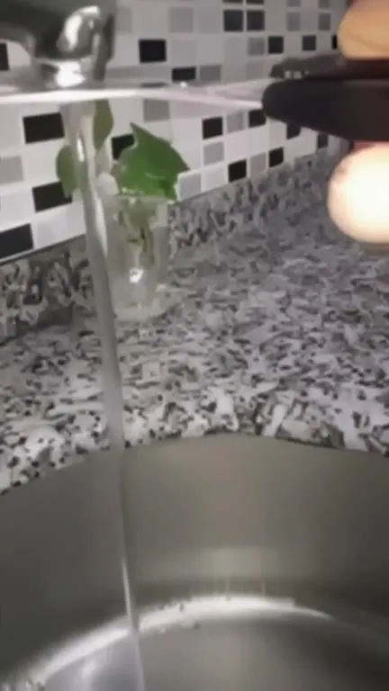 Странная струя воды