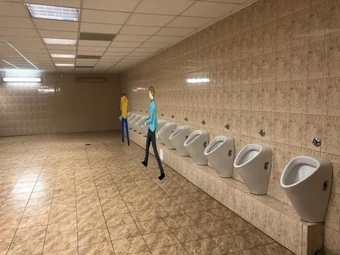 Мужчины в пустом туалете