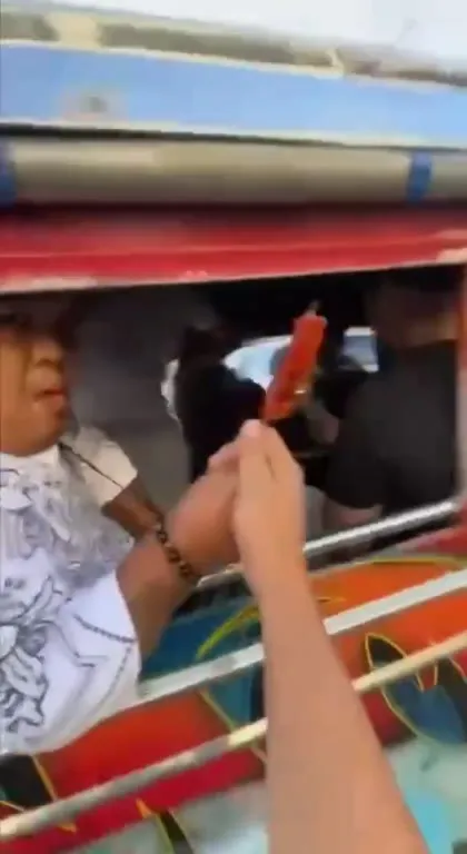 Колбаса на палочке в толпе