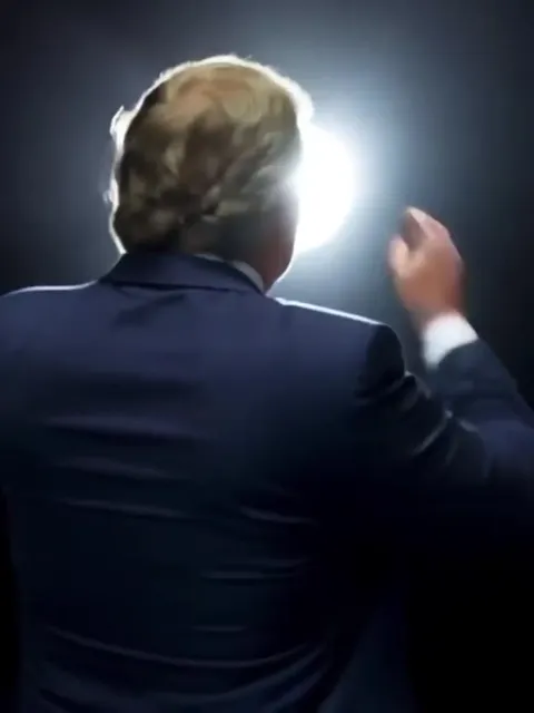 Трамп превращается в сурового мужчину