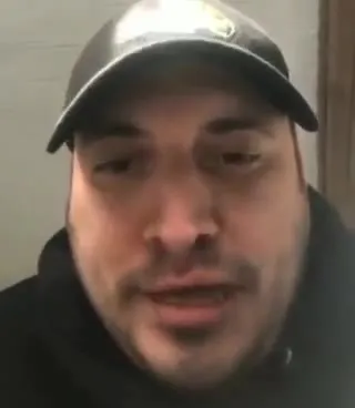 Мужик пытается не рассмеяться