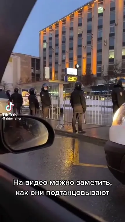 Омоновцы подтанцовывают на посту