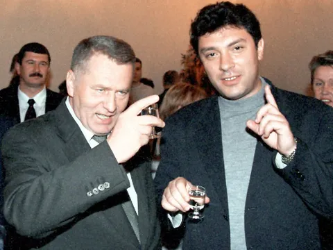 Политики на светском вечере