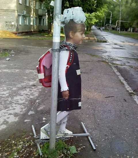 Ребёнок, прикованный к столбу
