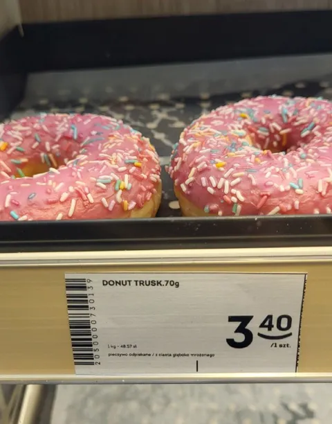 Truskawkowy donut za 3,49