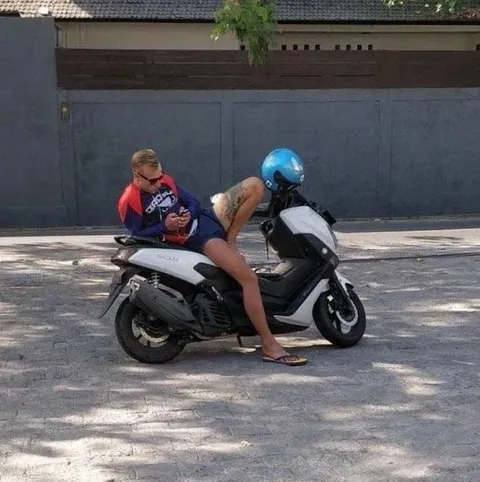 Нелепая поездка на скутере