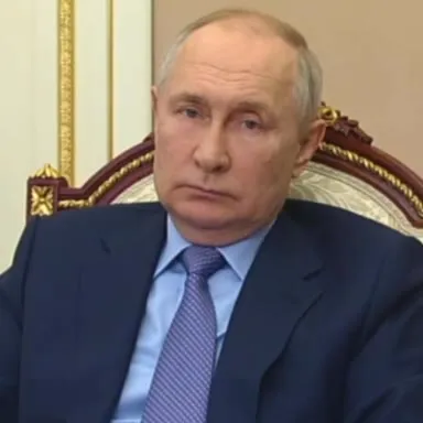 Путин молча смотрит