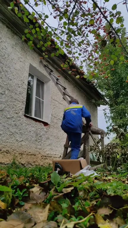 Рабочий падает с лестницы