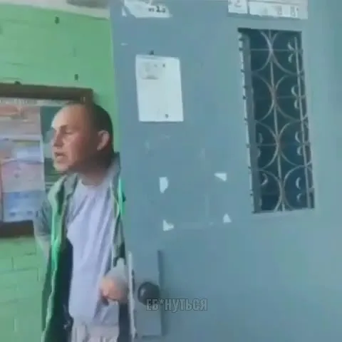 Мужчина эмоционально выходит из двери