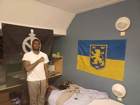 Комната с украинским флагом